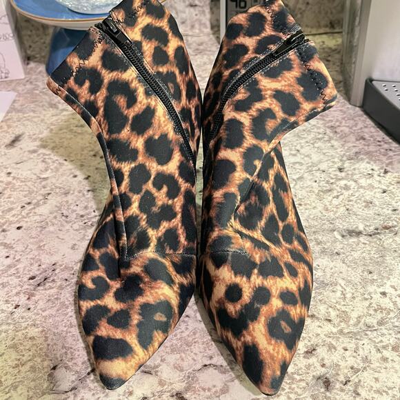 Betsey Johnson Leopard Print Zip-Up Ankle Boots / Booties — Size 7.5 - Picture 1 of 7